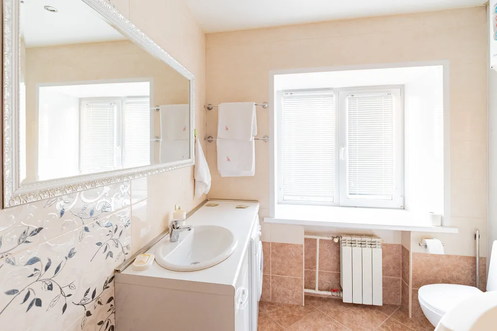 Двухкомнатная квартира с большой ванной у центра города