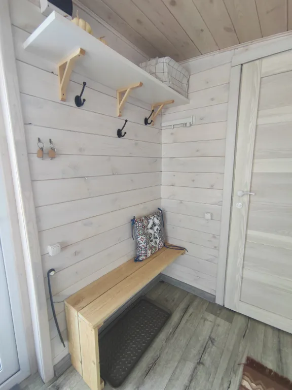 Уютный сканди домик с видом на озеро, баня, чан