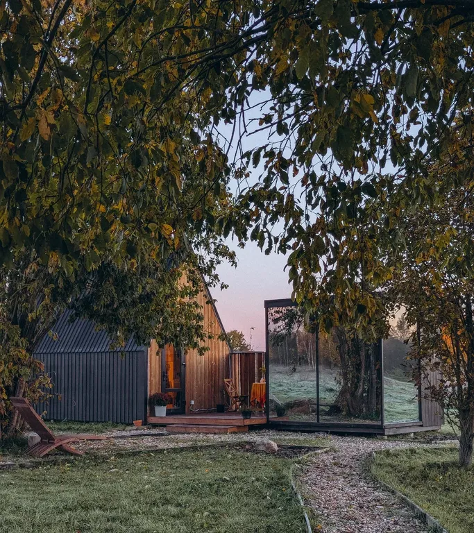 Дом в поле с лошадьми