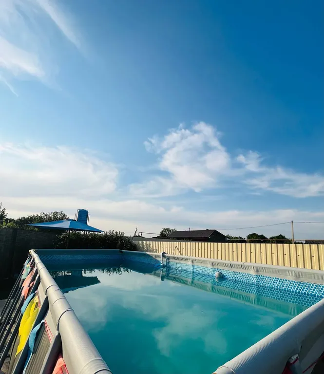 Домик с бассейном