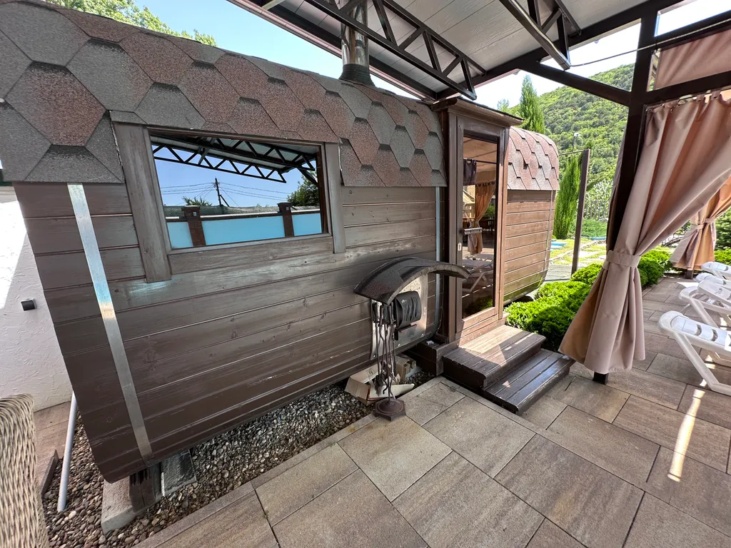 С бассейном на пляже