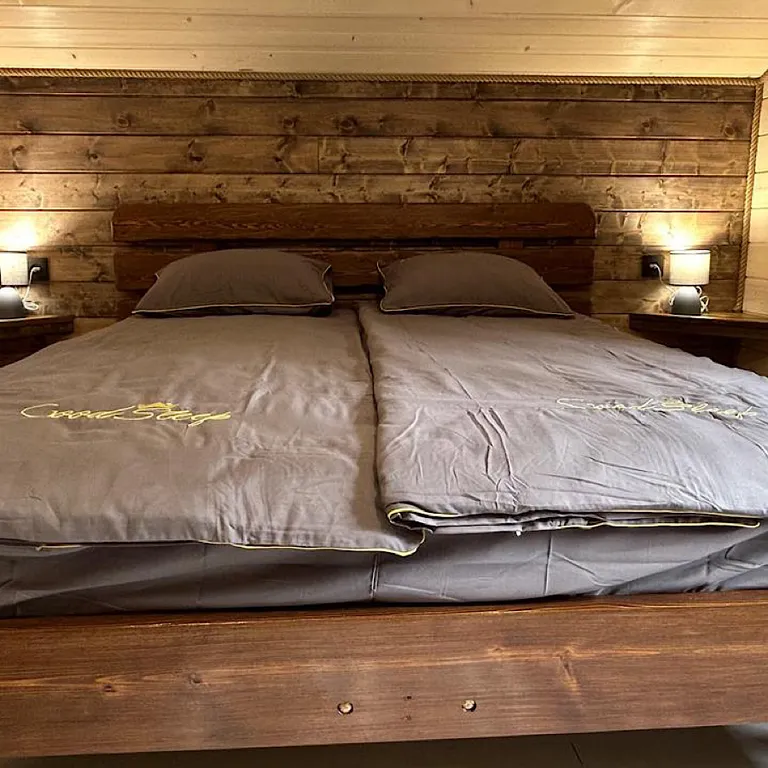 Средний дом в лесу, с видом на горы