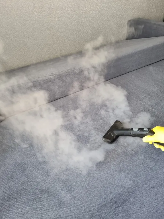 Уютный уголок около лесного озера