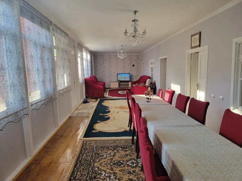 Вилла с садом и видом на горы