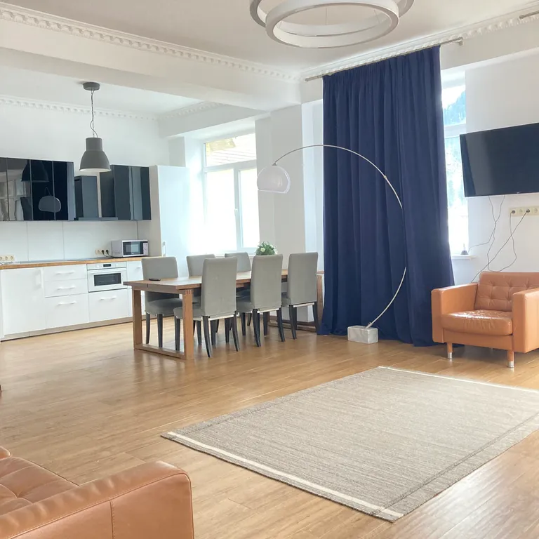 Современная квартира с панорамными окнами в двух минутах от канатки