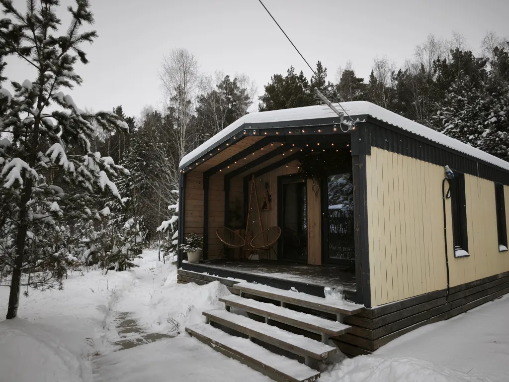 Светлый домик на опушке леса