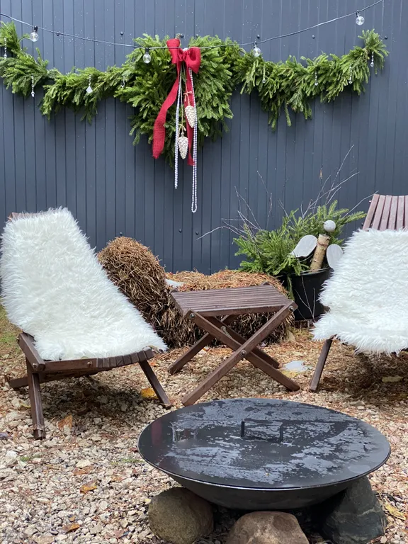 Скандинавский дом с ванной внутри и видом на лес