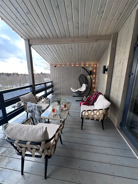 Дом на холме у леса