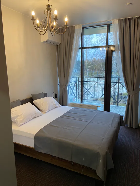 Апартаменты на горнолыжном курорте Солнечная Долина с видом на озеро