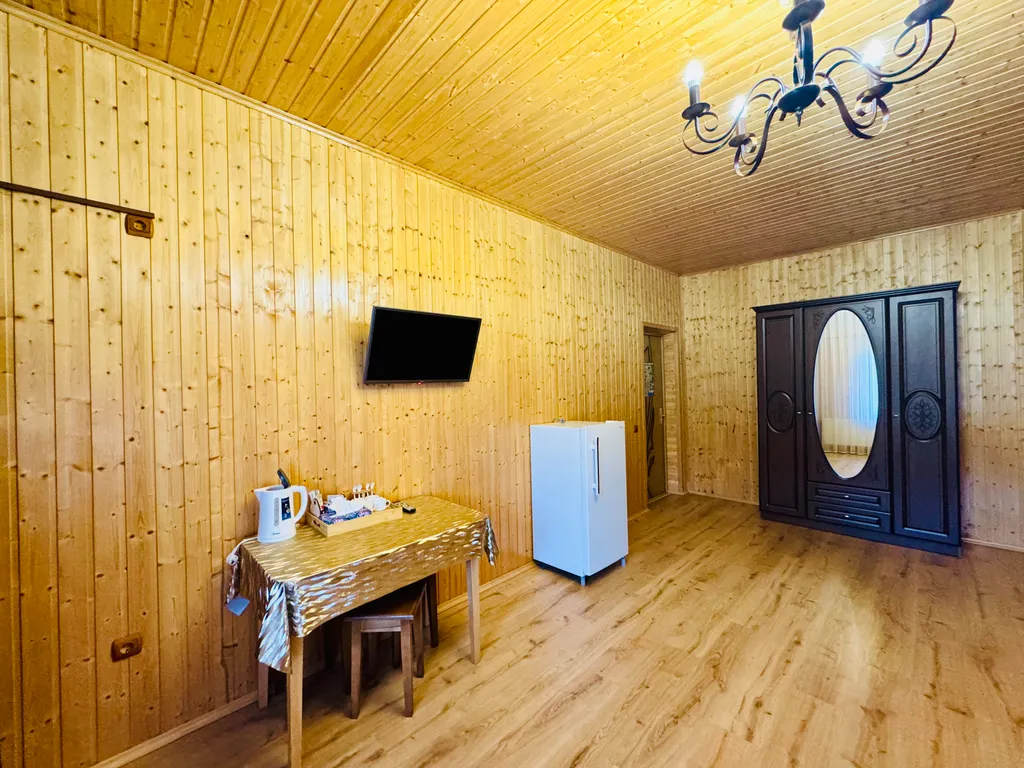 Трехместный номер 11 с балконом и видом на горы