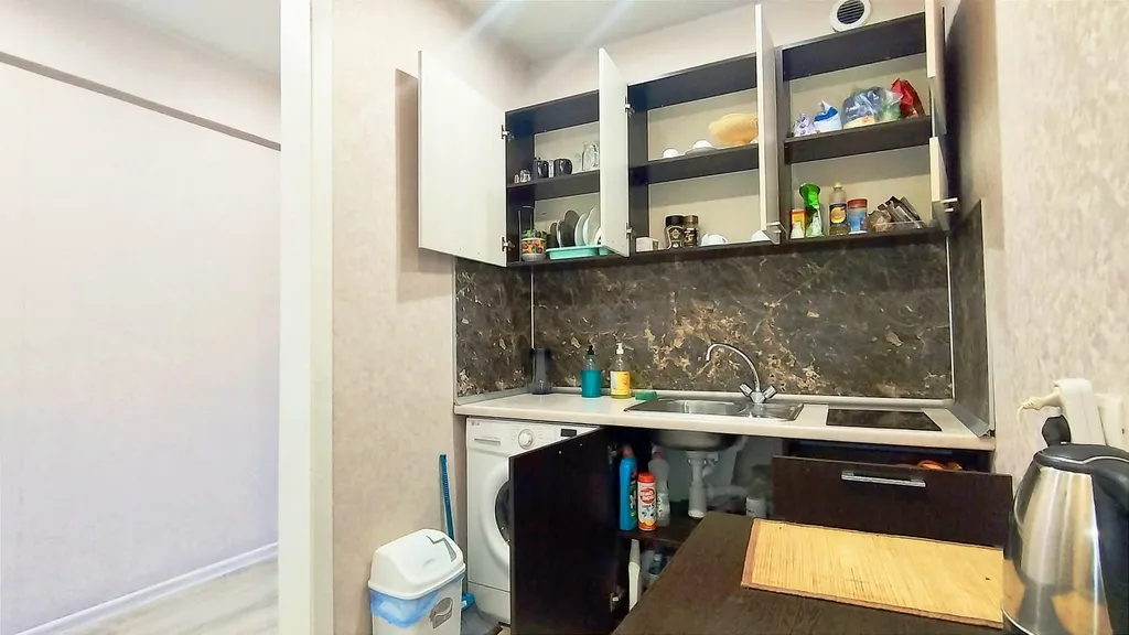 Уютная студия в тёплых тонах с большой угловой ванной для пары