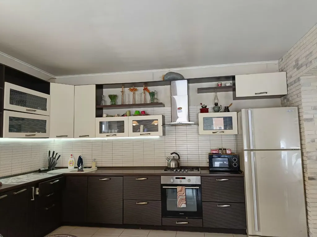 Коттедж с французскими окнами на участке с соснами и берёзами