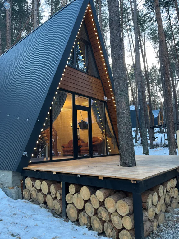 Уютный дом а-фрейм в сосновом лесу