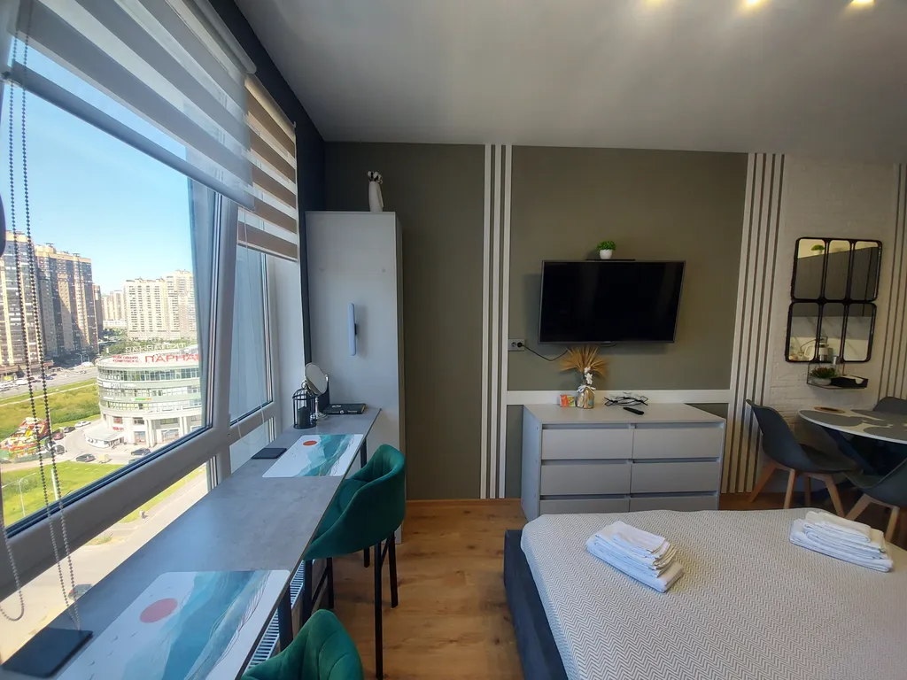 Студия с барной стойкой у окна