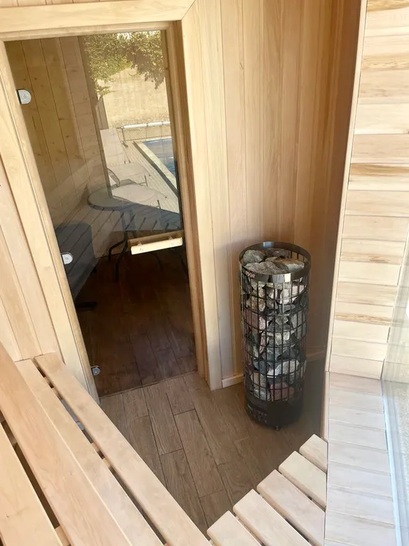 Стильный дом с открытым бассейном и сауной