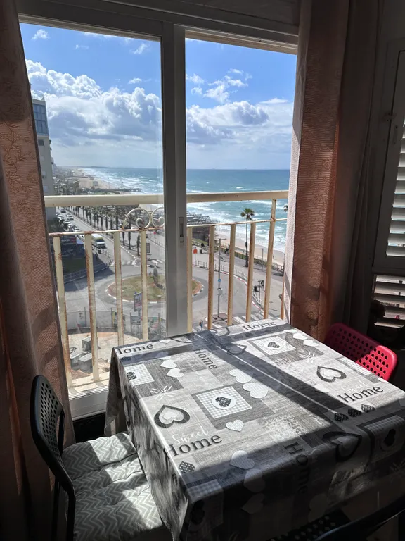 Красивая 2 комнатная квартира на первой линии моря с панорамным видом