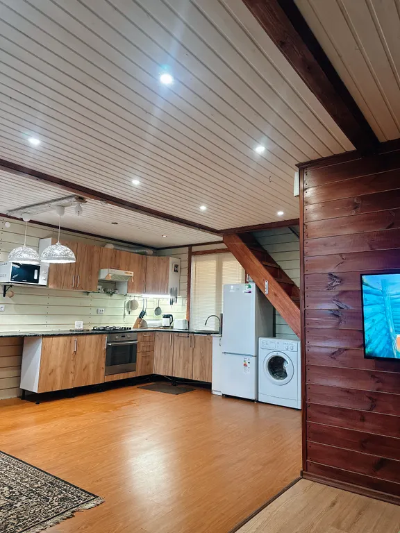 Двухэтажный дом на берегу реки Волга