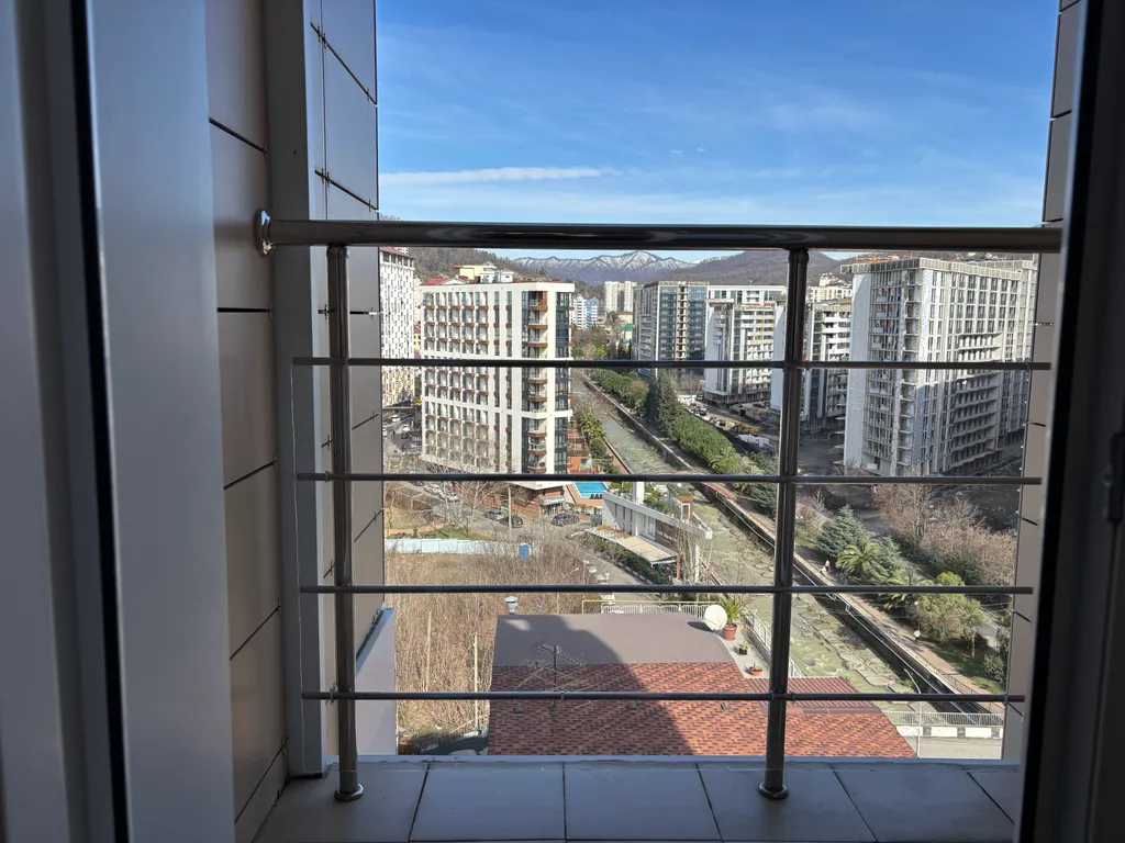 Видовая двухкомнатная с балконом на первой линии у моря