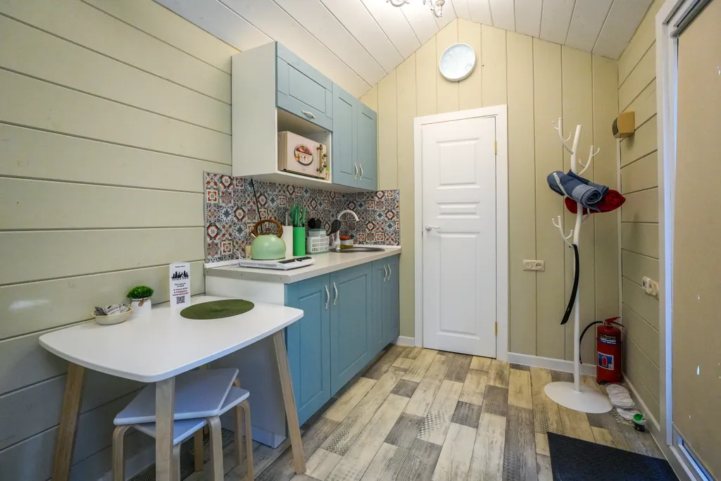 Зелёный домик в лесу на живописной улице