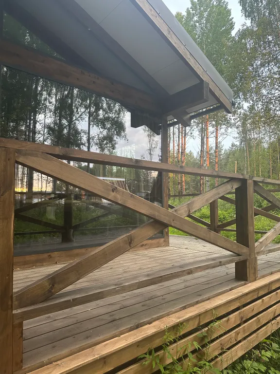 Дом с чаном и панорамными окнами с видом на лес