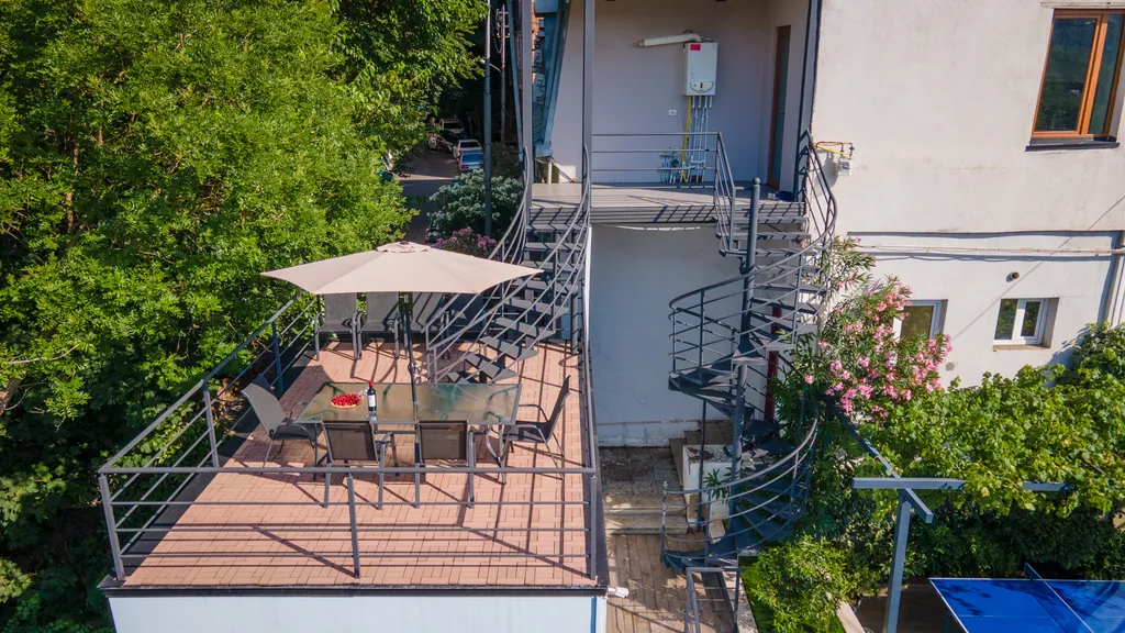 Central apartment with a swimming pool