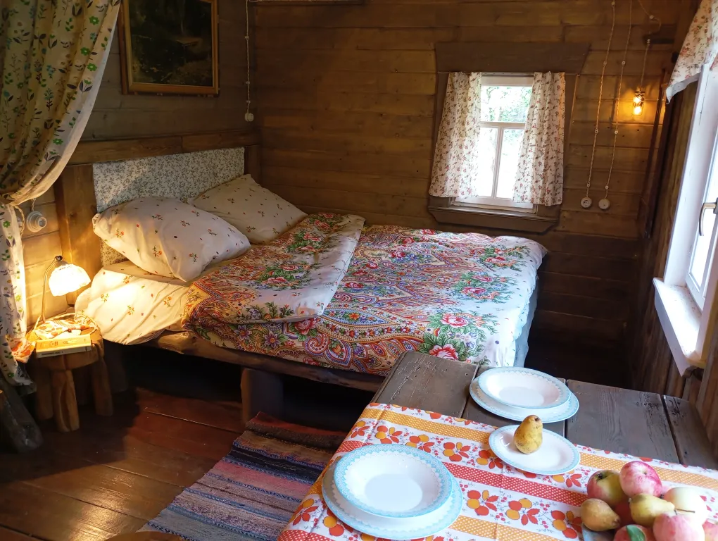 Изба с уютом детства, деревенский дом с баней и русским бытом