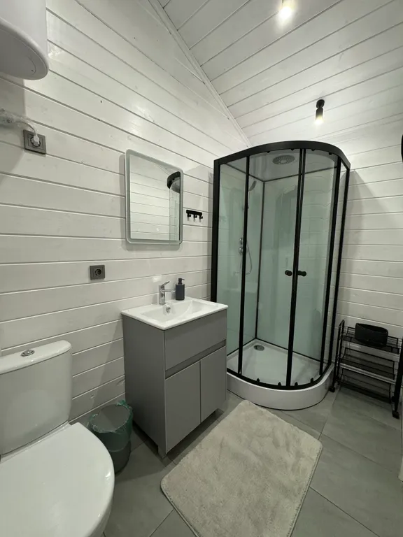 Домик барнхаус в дубовом лесу