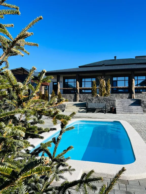 Номер люкс с видом на горы и всегда теплым бассейном