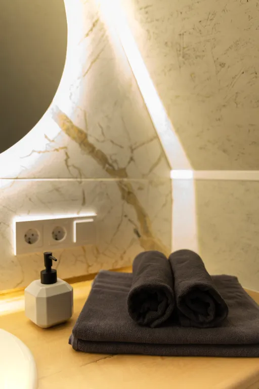 Уютный дом шалаш в лесу