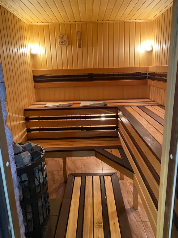 Современный новый дом с баней и банным чаном и бассейном