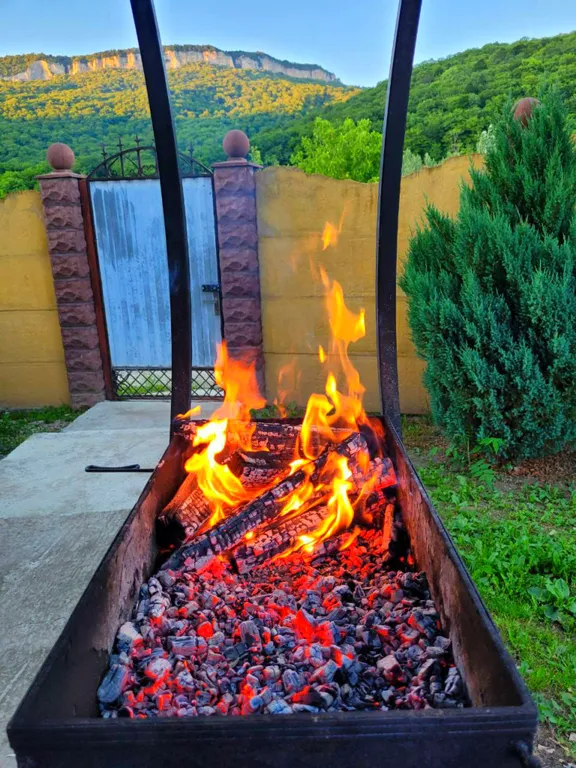 Трехместный номер с балконом, с видом на горы