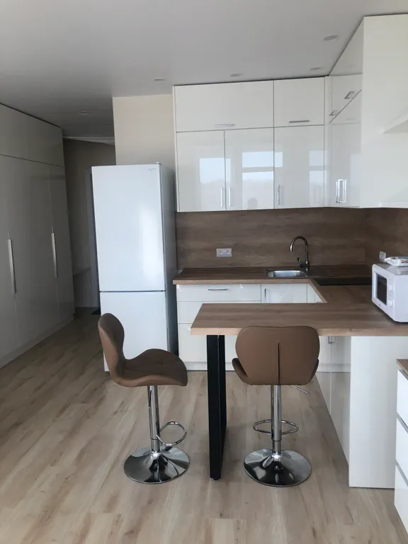 Студия с видом на лес и море