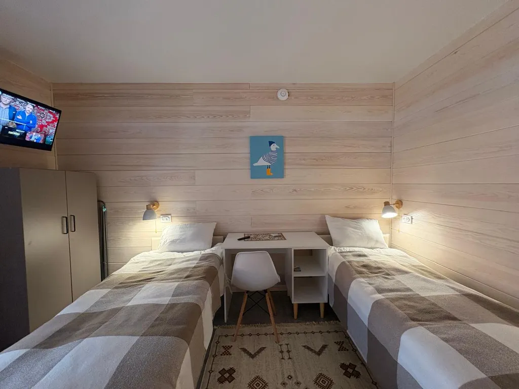 Комната с двумя отдельными кроватями