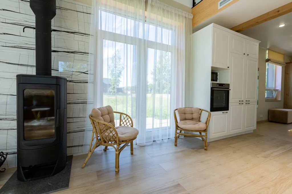 Уютный дом возле леса