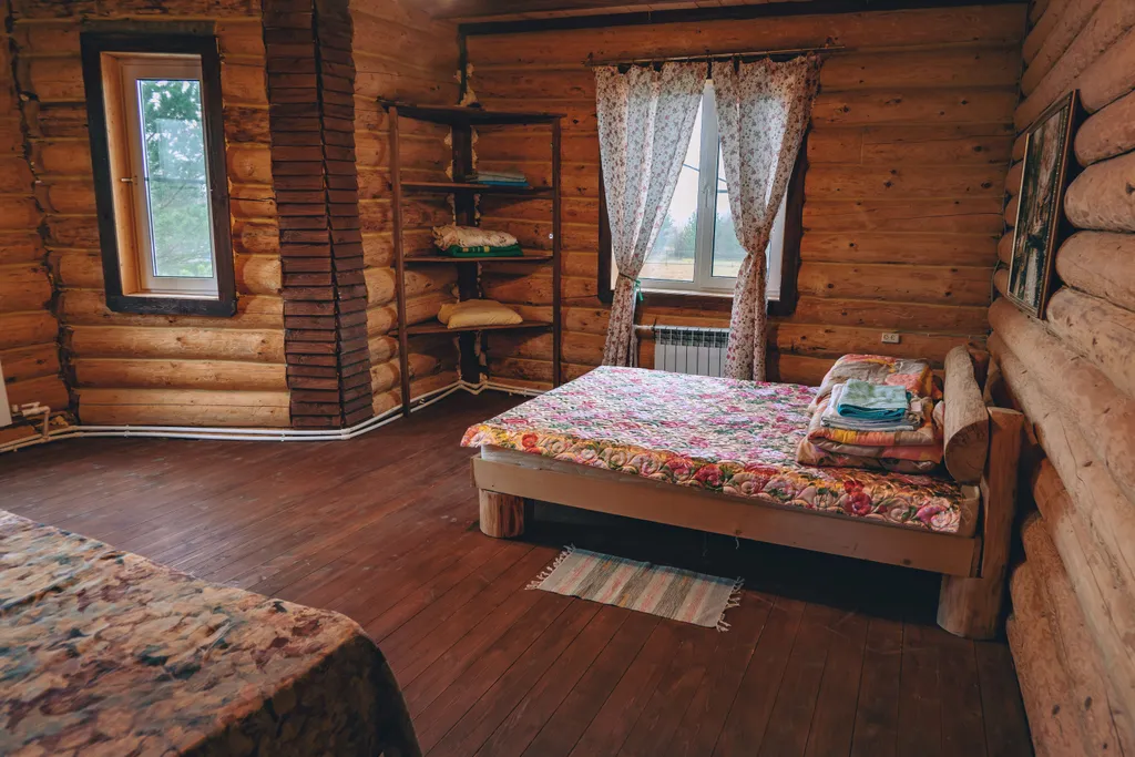 Большой дом с баней рядом с водой