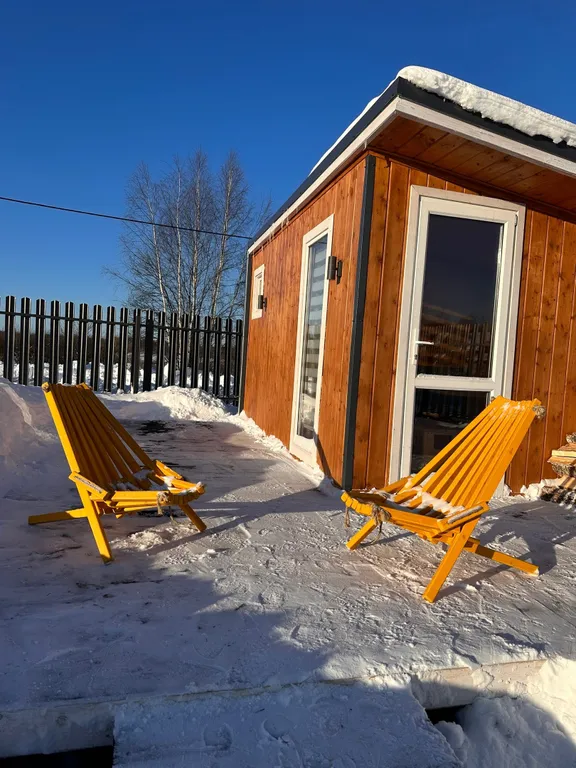 Уютный Белый дом у реки