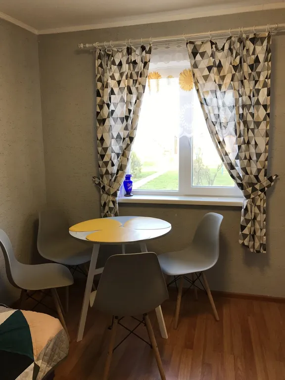 Небольшой уютный домик у пруда