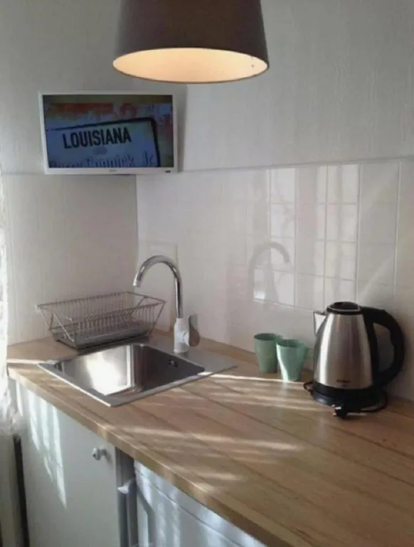 Небольшая комната с мини-кухней и общей ванной комнатой