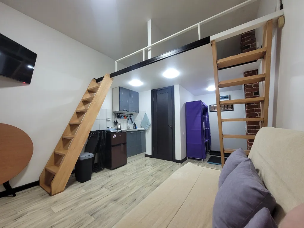 Лофт-6 синяя. Клёвая двухуровневая студия в центре.