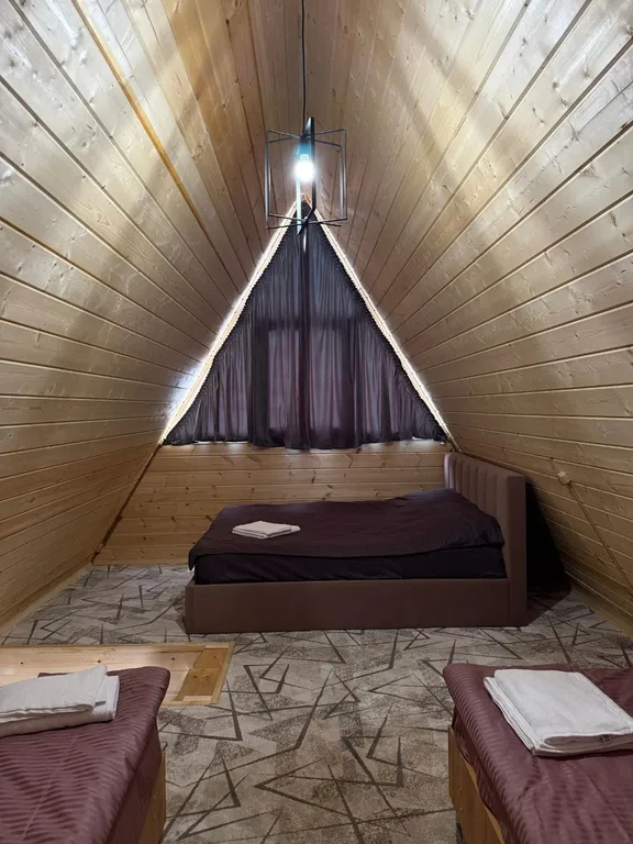 А-фрейм с видом на горы и лес