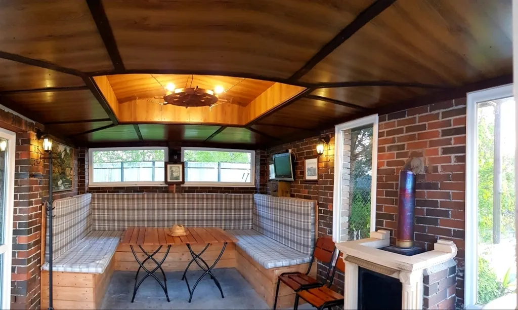 Дом с шикарной беседкой на озере