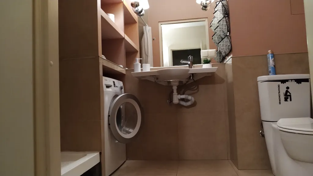 Квартира с массажным креслом и аквариумом