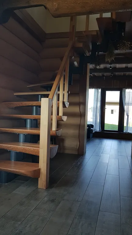 Большой дом с камином и террасой