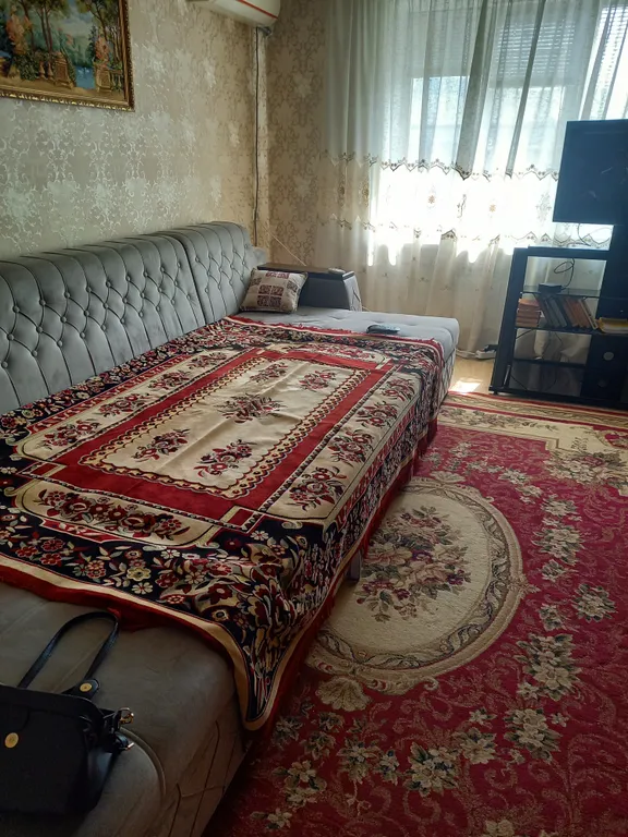 Уютная двухкомнатная квартира недалеко от городской набережной