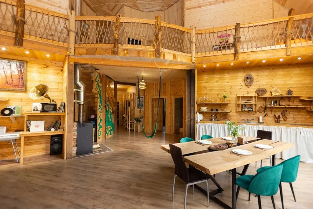 Купольный дом для большой компании с шикарным фруктовым садом