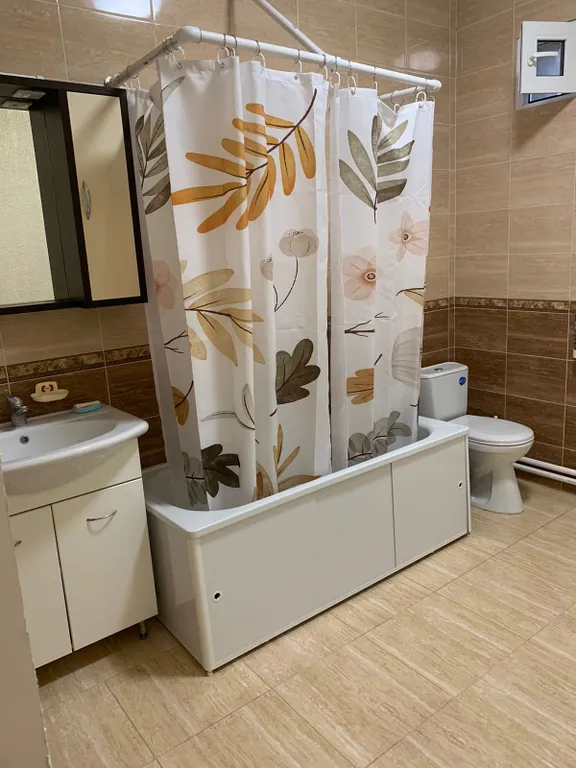 Двухэтажный дом с бассейном, верандой и видом на горы