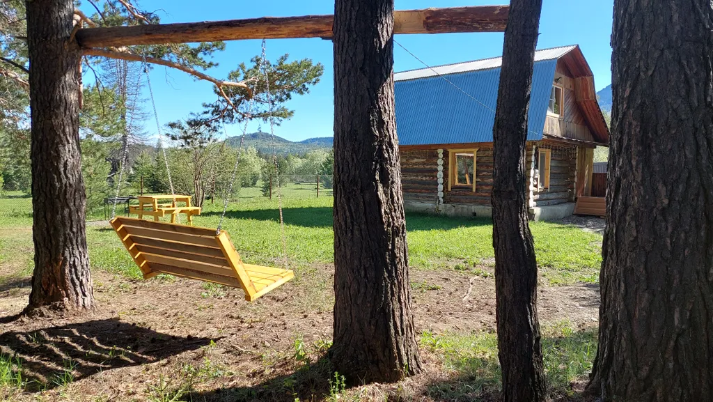 Домик в окружении гор