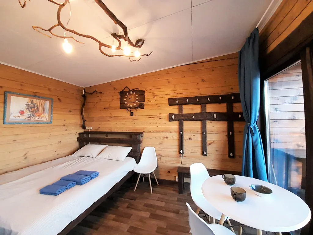 Теплый деревянный дом у воды