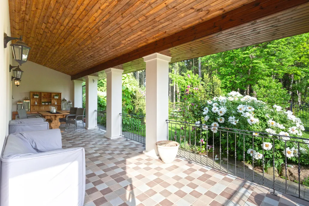 Вилла с бассейном