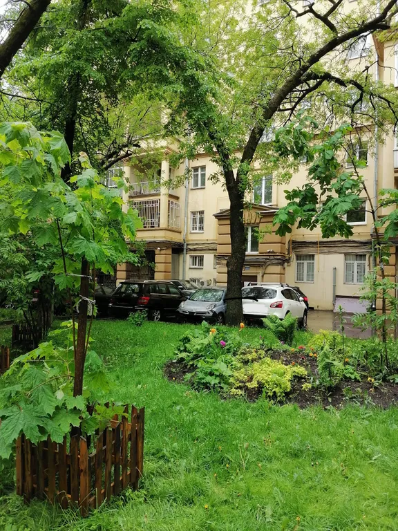 Квартира Уютная комната в районе Патриарших с отдельной кухней, ванной и с/у — Москва